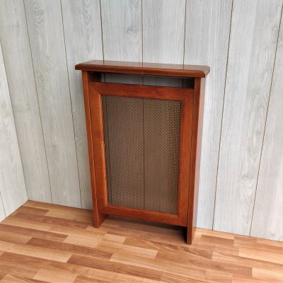   Il Copritermosifone è il nostro articolo artigiale più richiesto, realizzato su misura in legno ed in bilaminato -vedi pagina- Venduto in tutta Italia, isole comprese, senza costi di spedizione. Viene realizzato solo su misura ed in tempi rapidi, rispettando fedelmente i modelli che potete vedere nelle foto. Non sono previste mensole laterali, accessori o altre tipologie di fissaggio a parete. Prestiamo particolare cura agli imballaggi affinchè le nostre lavorazioni giungano a voi in perfette condizioni. In particolare i copritermosifoni e le ante, vengono imballate in casse di legno. Vedi foto  Si realizzano in Legno di Abete, Pino Svezia , di spessore mm.20 o 27 in finitura Grezze, Tinto legno e Laccate.  Inviamo GRATUITAMENTE campioni di colore per confrontarli con il vostro arredamento o le vostre esigenze, dopo aver accettato il preventivo.  Per visualizzare i campioni di colore ed i tipi di griglie clicca qui  Per il calcolo del preventivo ci occorrono le misure in centimetri dell'altezza del Termosifone da terra, la larghezza massima comprese le manopole, la profondità totale dell'ingombro massimo ed il modello da voi scelto. Inviateci una e-mail con questi dati e riceverete un preventivo personalizzato. Per sapere come vanno prese le giuste misure clicca qui    I modelli quì sotto esposti ed i prezzi indicati (iva compresa) si riferiscono al campione visualizzato.  Per informazioni chiamare: Tel. 0774/531628 mastro.t@libero.it   Copritermo in abete grezzo Misure: h 90 x L 55 x p 20 cm € 180,00    Particolare del copritermo con griglia in legno a grata    Copritermo in abete colore noce Misure: h 90 x L 55 x p 20 cm € 275,00    Particolare del copritermo con griglia in legno a grata    Copritermo in pino svezia colore noce Misure: h 90 x L 55 x p 20 cm € 330,00    Particolare del copritermo con griglia in legno a listelli    Copritermo in legno colore noce-laccato bianco